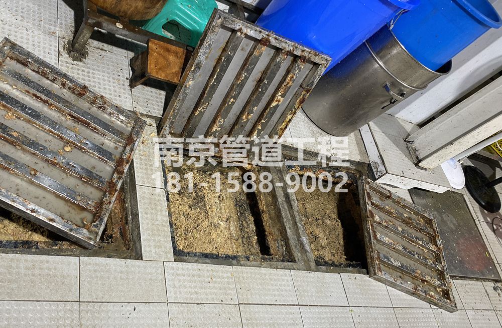 278曹后城管中队食堂隔油池清理